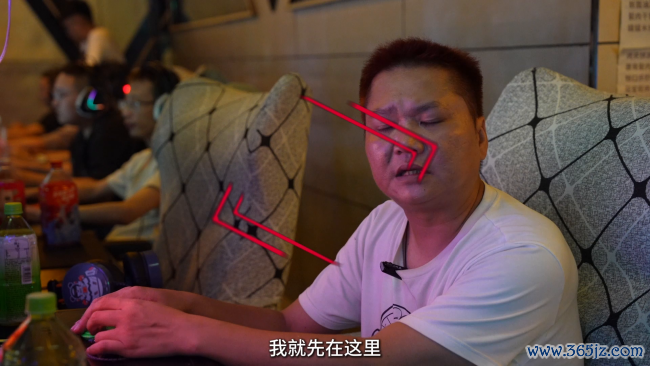 网吧设六毛一小时上网区 还能住