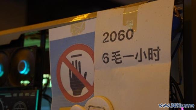 网吧设六毛一小时上网区 还能住 困境中的温暖驿站