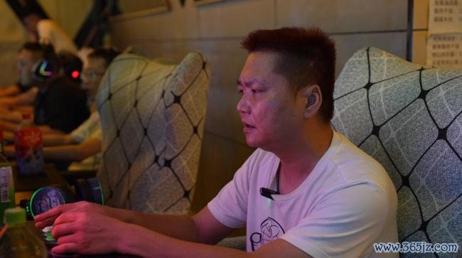 网吧设六毛一小时上网区 还能住 困境中的温暖驿站