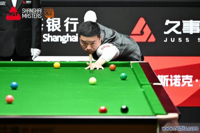 赵心童淘汰丁俊晖晋级上海大师赛八强 中国德比精彩对决